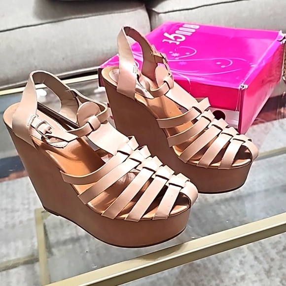 Breckelle woman wedge heel strappy sandals brown size 7 NIB - Picture 1 of 9